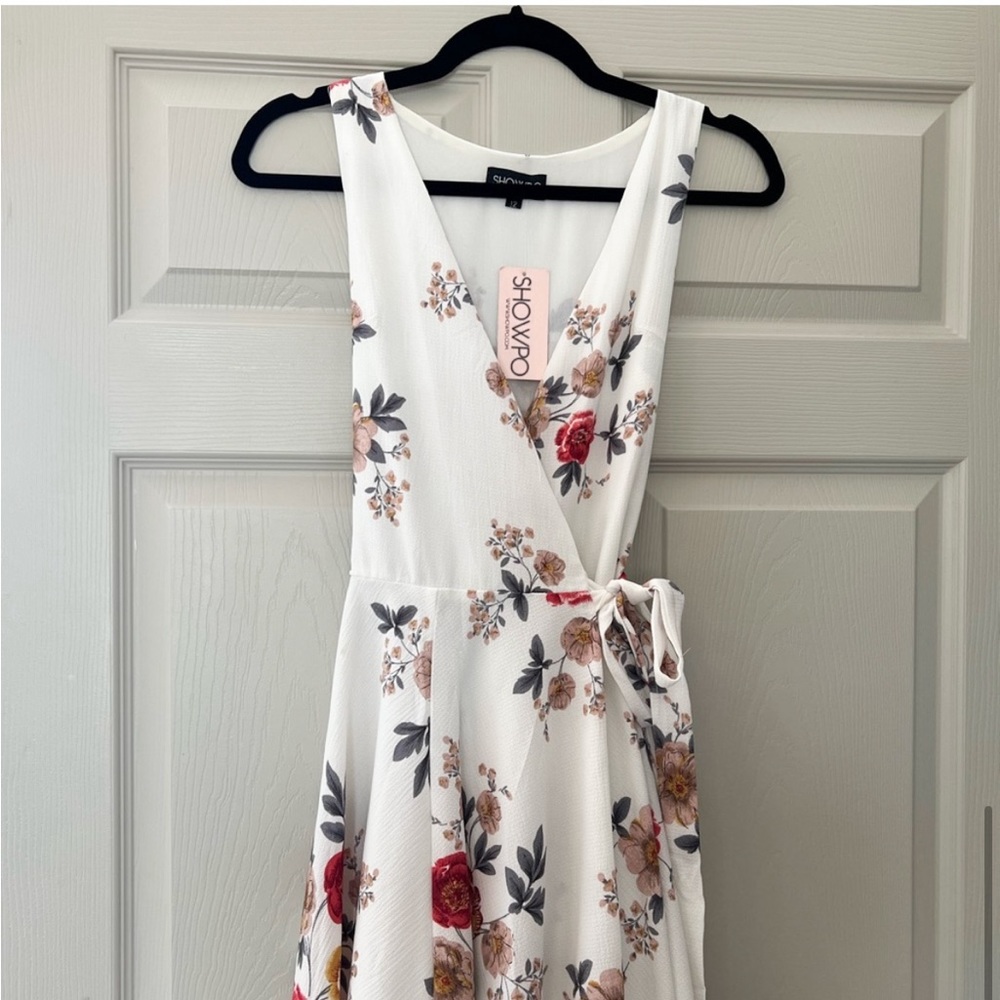 NWT SHOWPO OCEAN AVENUE DRESS IN WHITE
FLORAL, SIZE LARGE - Picture 7 of 12